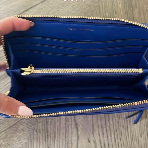 Tory Burch Zip Wallet. Brand New w/o tags. Buttery Soft Leather. - Picture 3 of 4